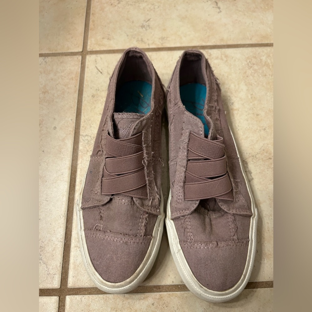 Flat, sneaker shoes